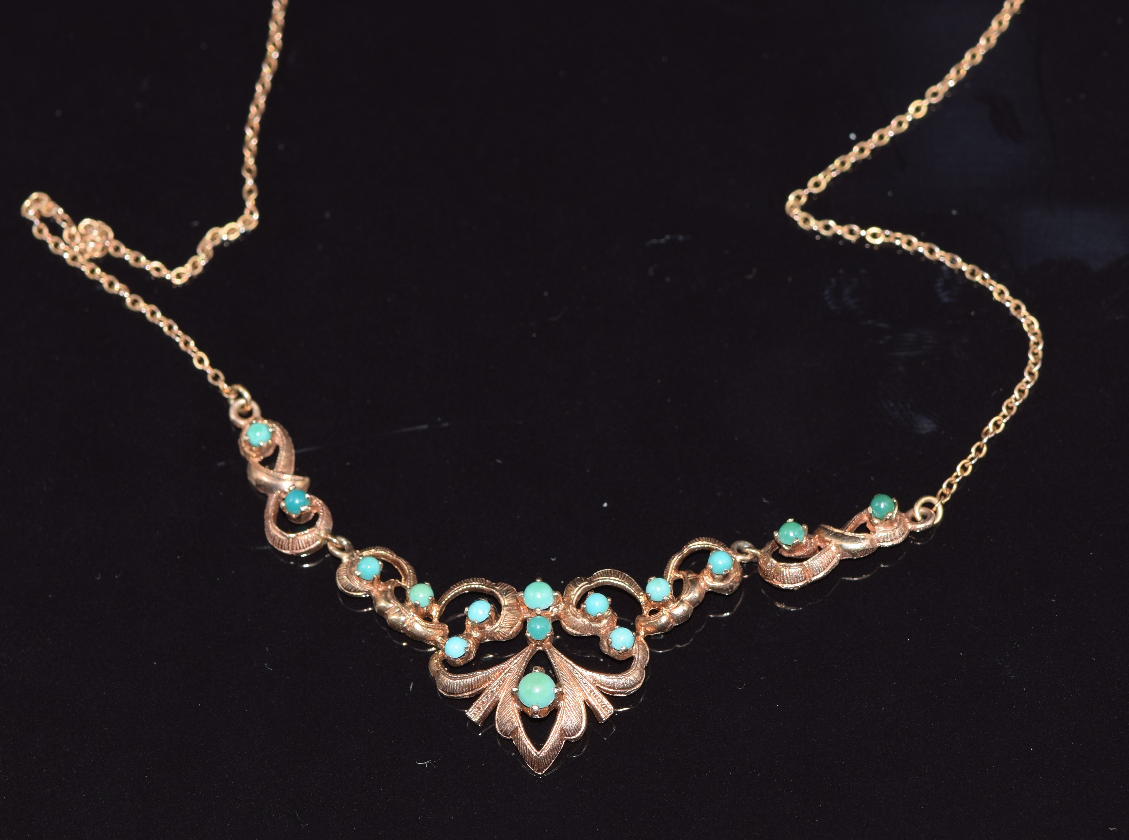 A 9ct gold necklace set with turquoise, 5.5g, length 40cm