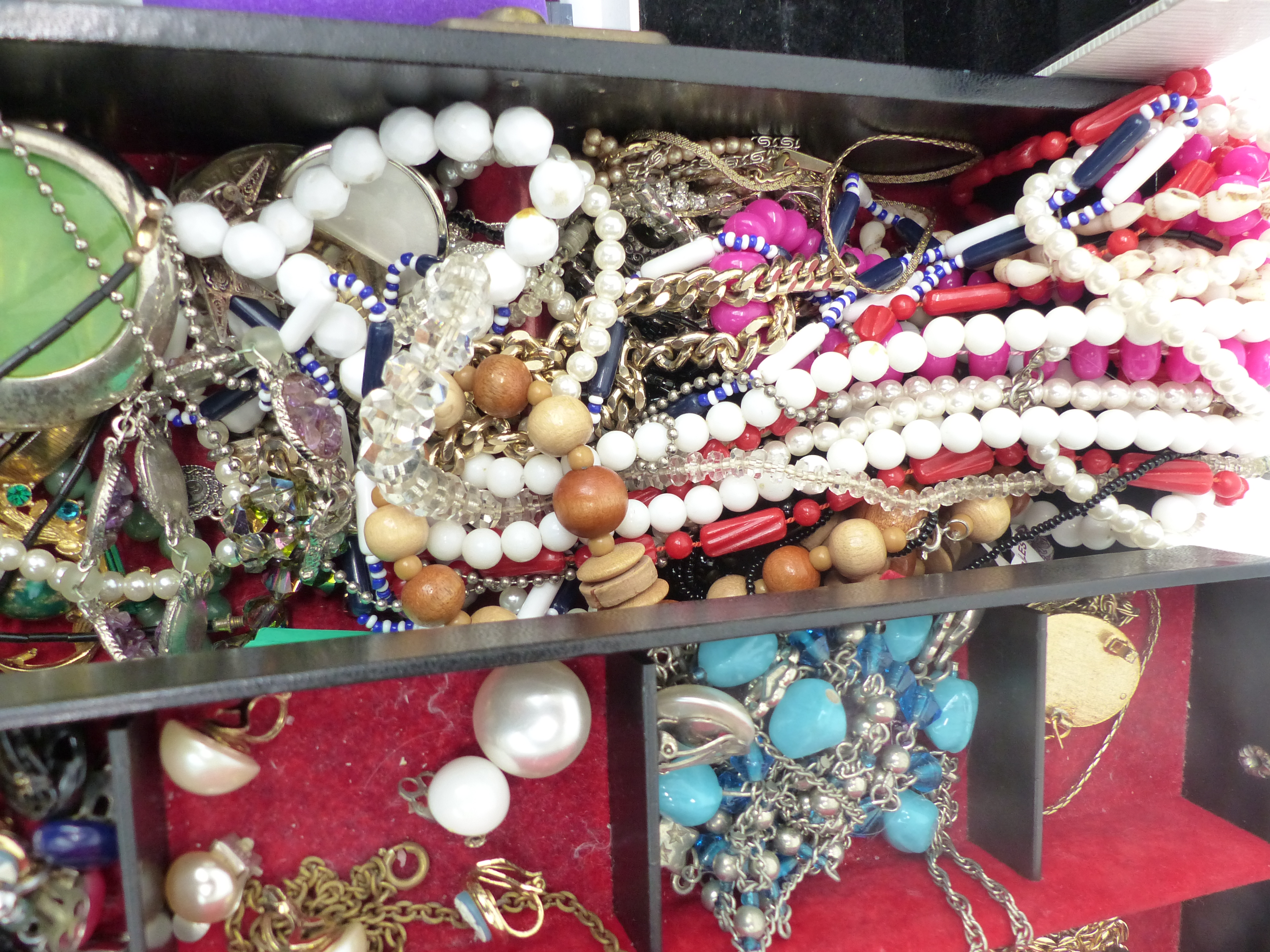 A collection of costume jewellery including Exquisite pendant, watches, vintage earrings, vintage - Image 3 of 4