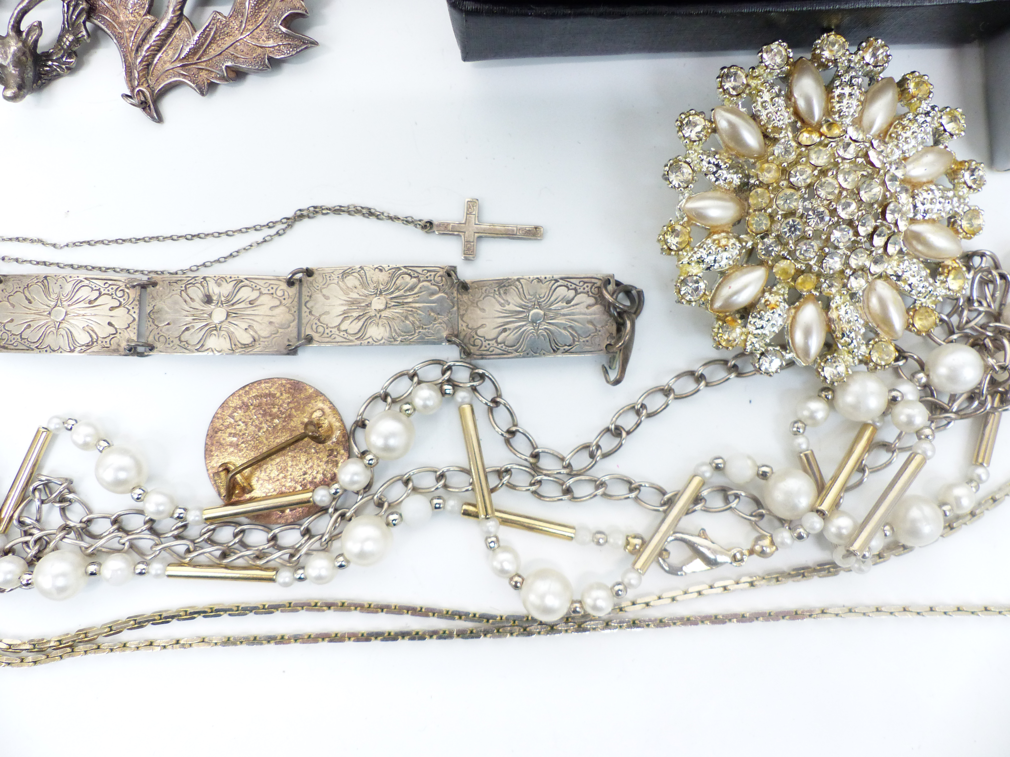 A collection of costume jewellery including blister pearl necklace, beads, silver including - Image 3 of 6