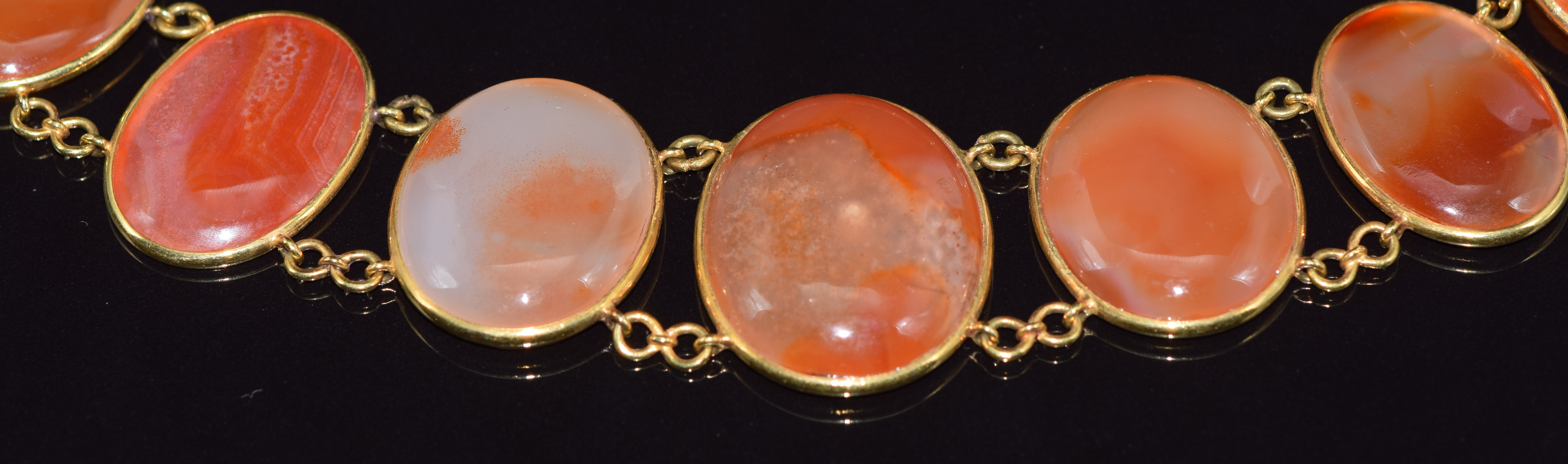 An 18ct gold necklace made up of oval carnelian agate cabochons, 26cm long - Image 2 of 5