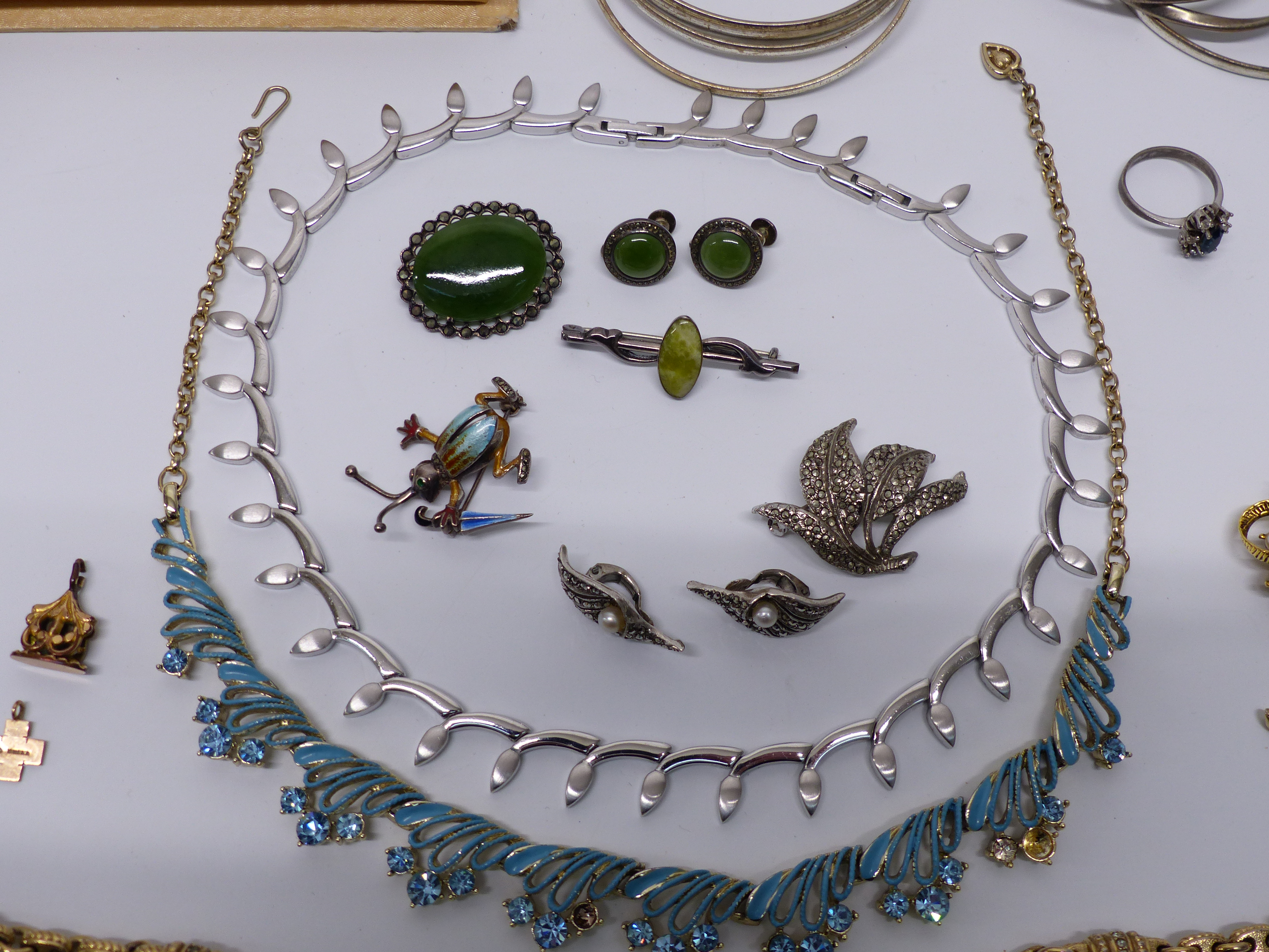 A collection of costume jewellery including pearl necklace, silver bangle, silver brooch depicting a - Image 4 of 7