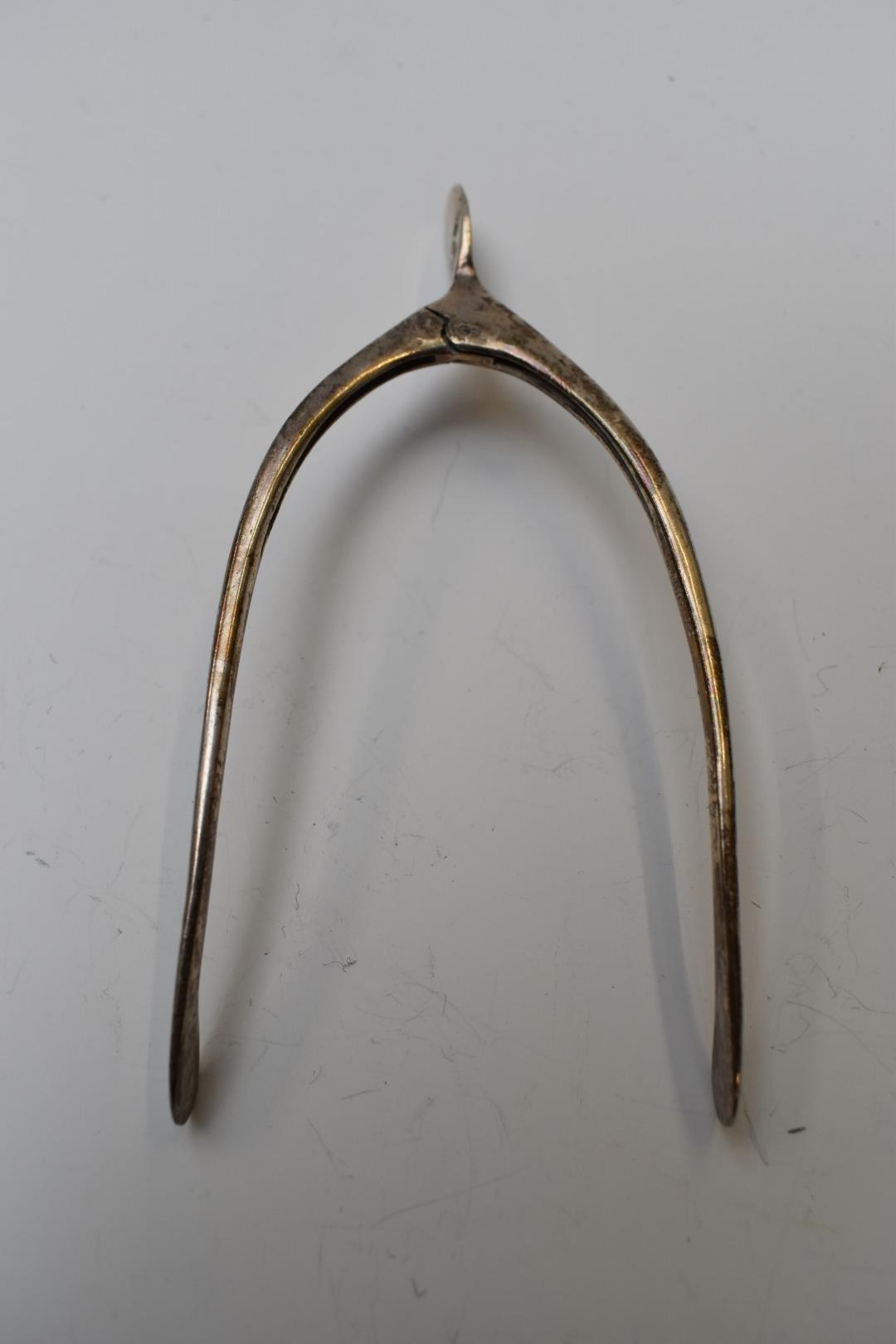 A pair of hallmarked silver novelty sugar nips in the form of wishbone, Birmingham 1918, maker - Image 2 of 3