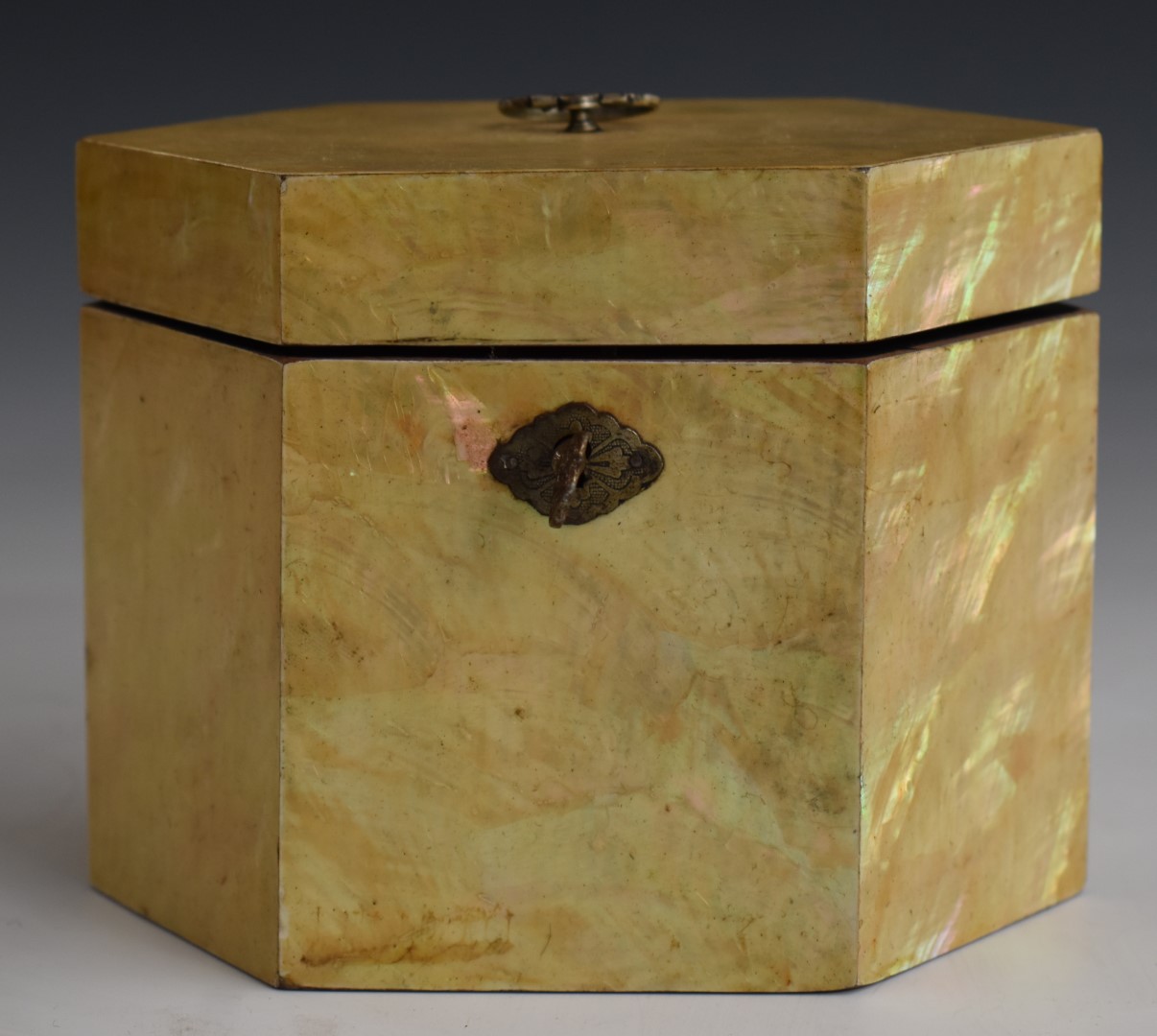 Georgian octagonal two division abalone tea caddy with key, W15.5 x D11 x H12cm - Image 3 of 4