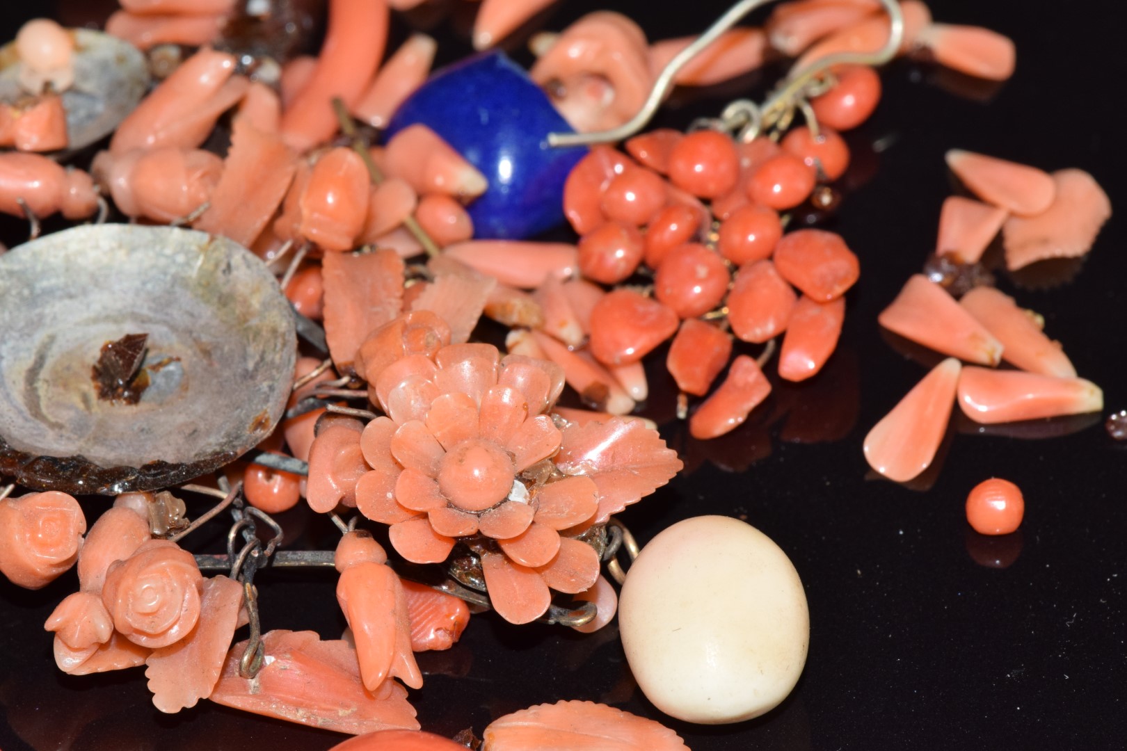 A collection of loose coral sections and cabochons - Image 3 of 4
