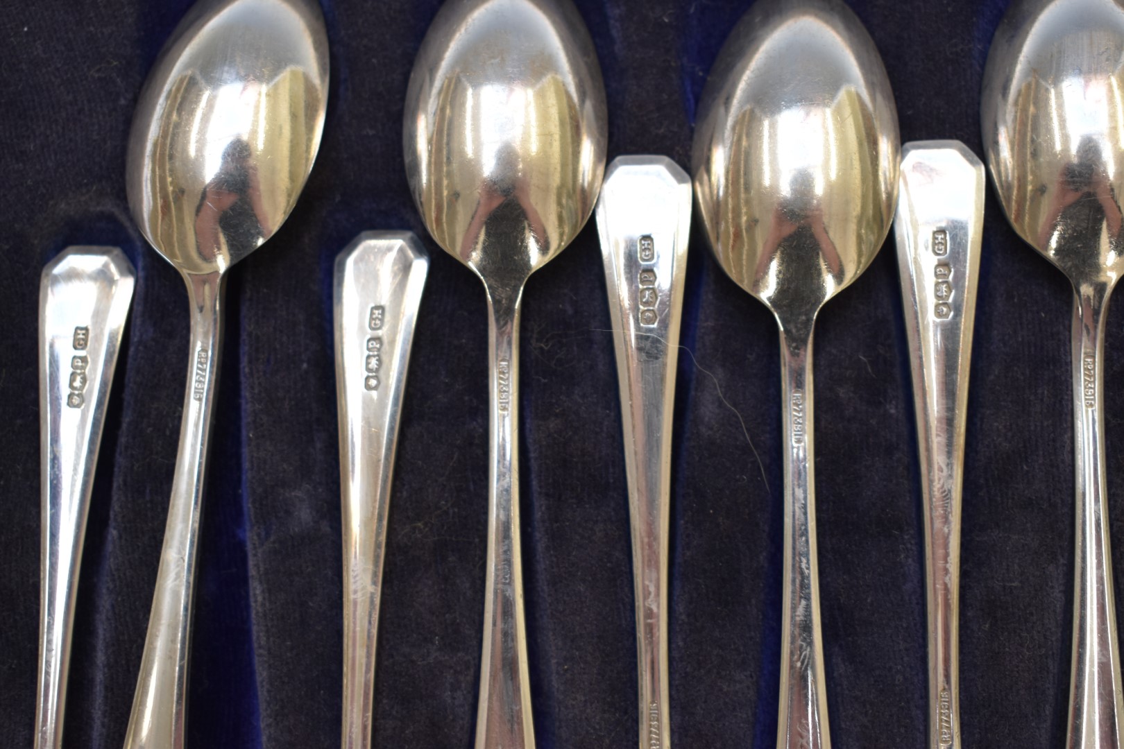 Cased set of twelve Art Deco hallmarked silver teaspoons, Sheffield 1932, maker Harrison - Image 4 of 5