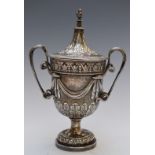 Edward VII hallmarked silver twin handled covered trophy cup or urn with acanthus leaf decoration