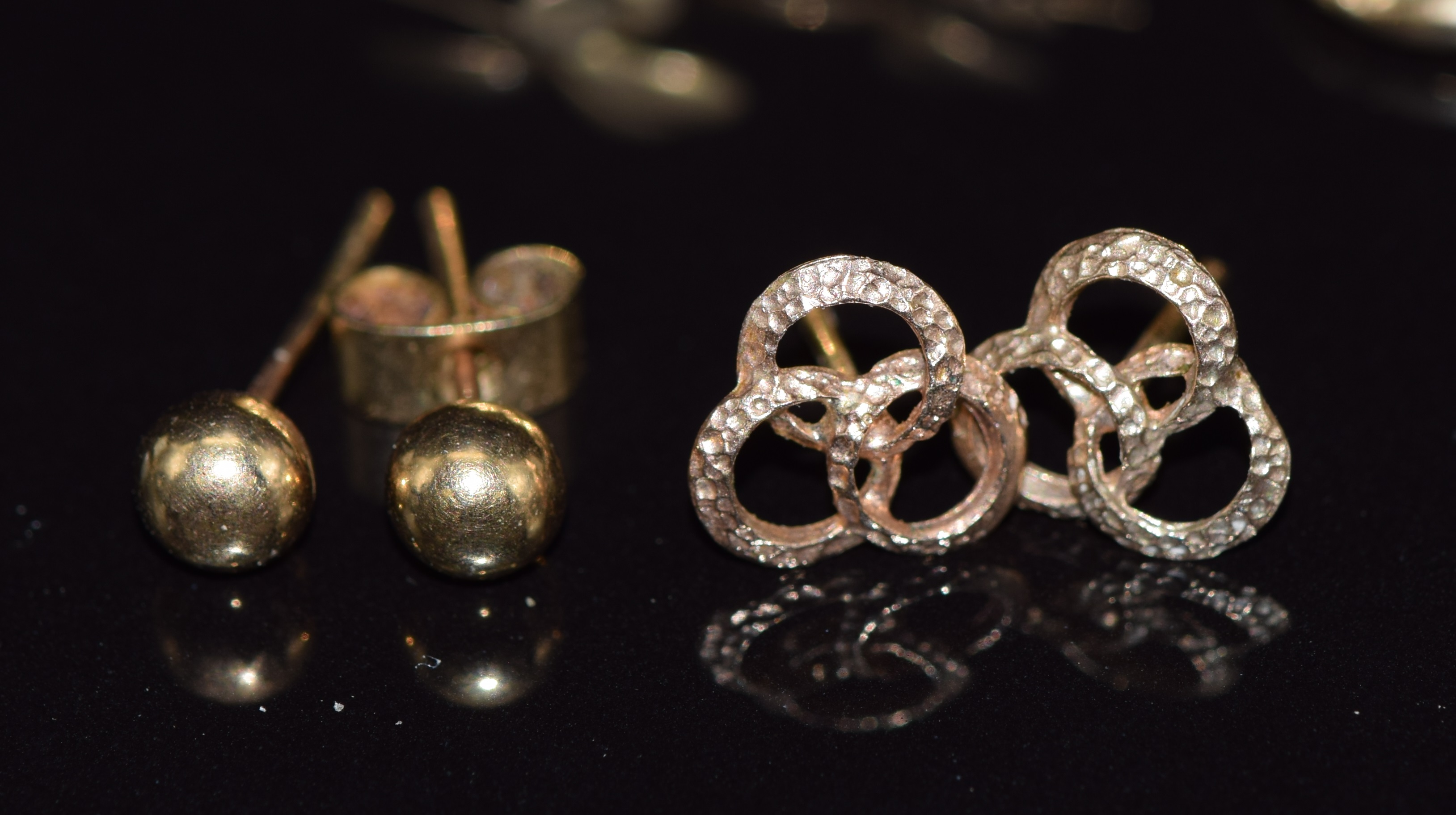 A collection of 9ct gold earrings including hoop , faceted, clover, bow, etc and a 9ct gold mount, - Image 2 of 3