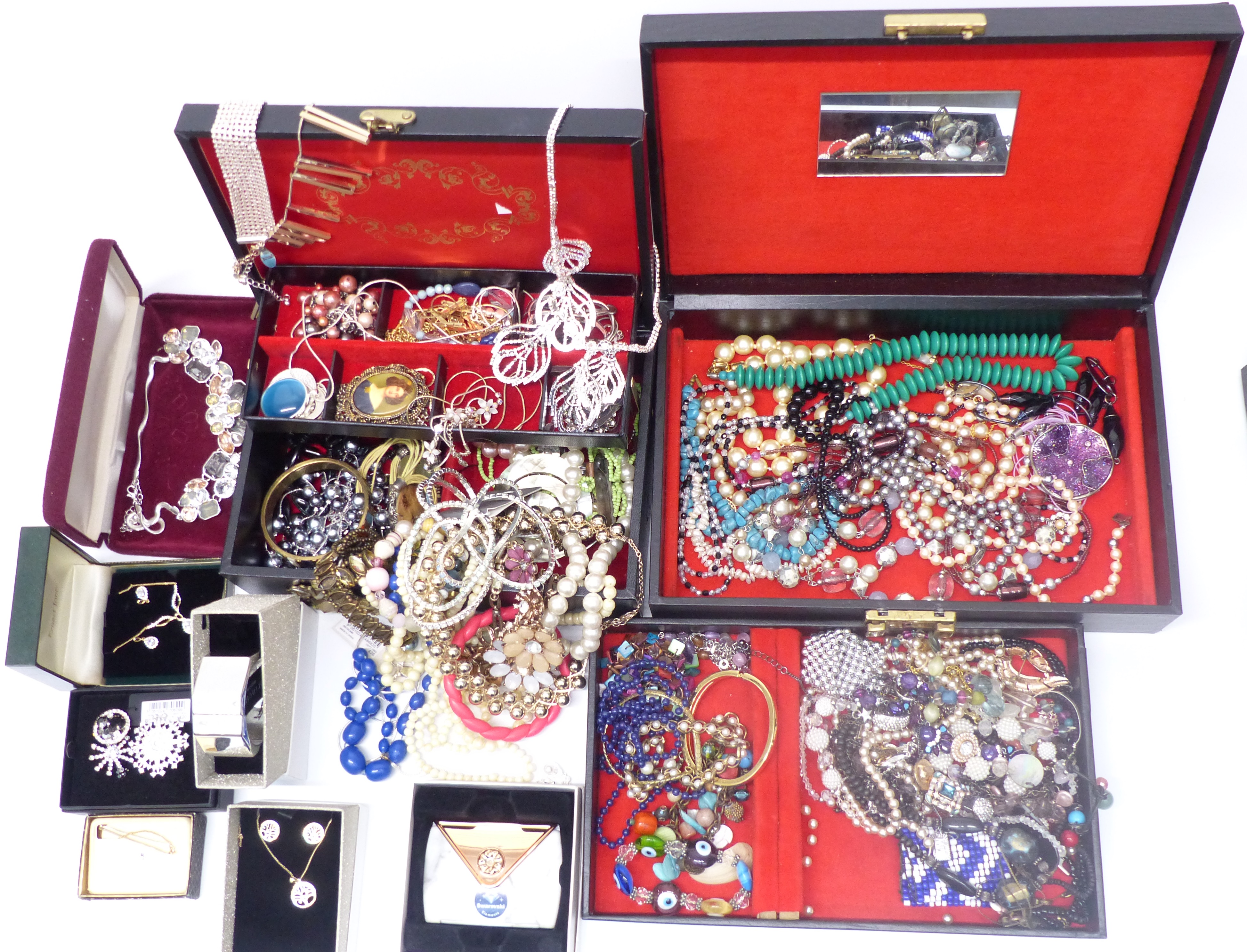 A collection of costume jewellery including necklaces, etc