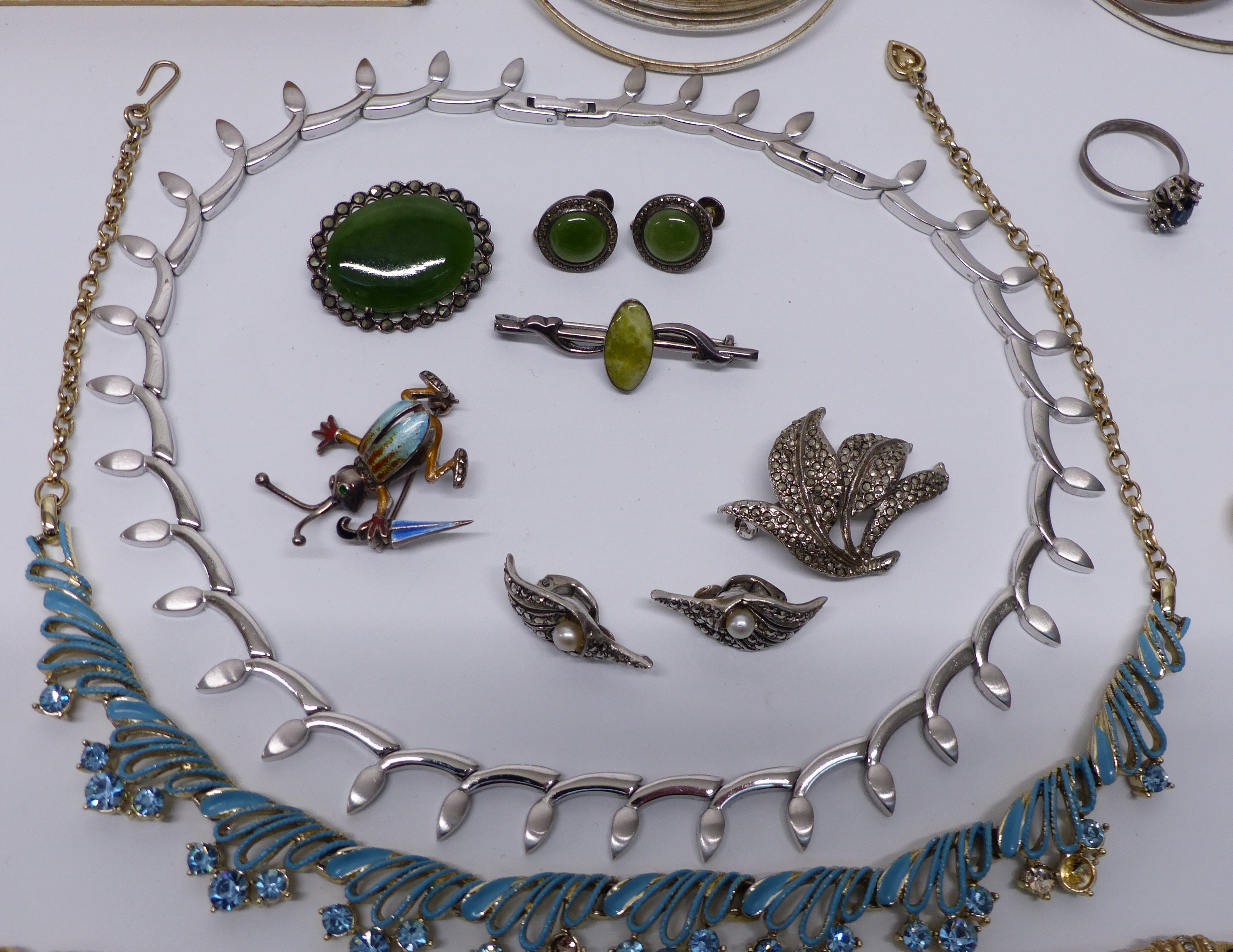 A collection of costume jewellery including pearl necklace, silver bangle, silver brooch depicting a - Image 3 of 7