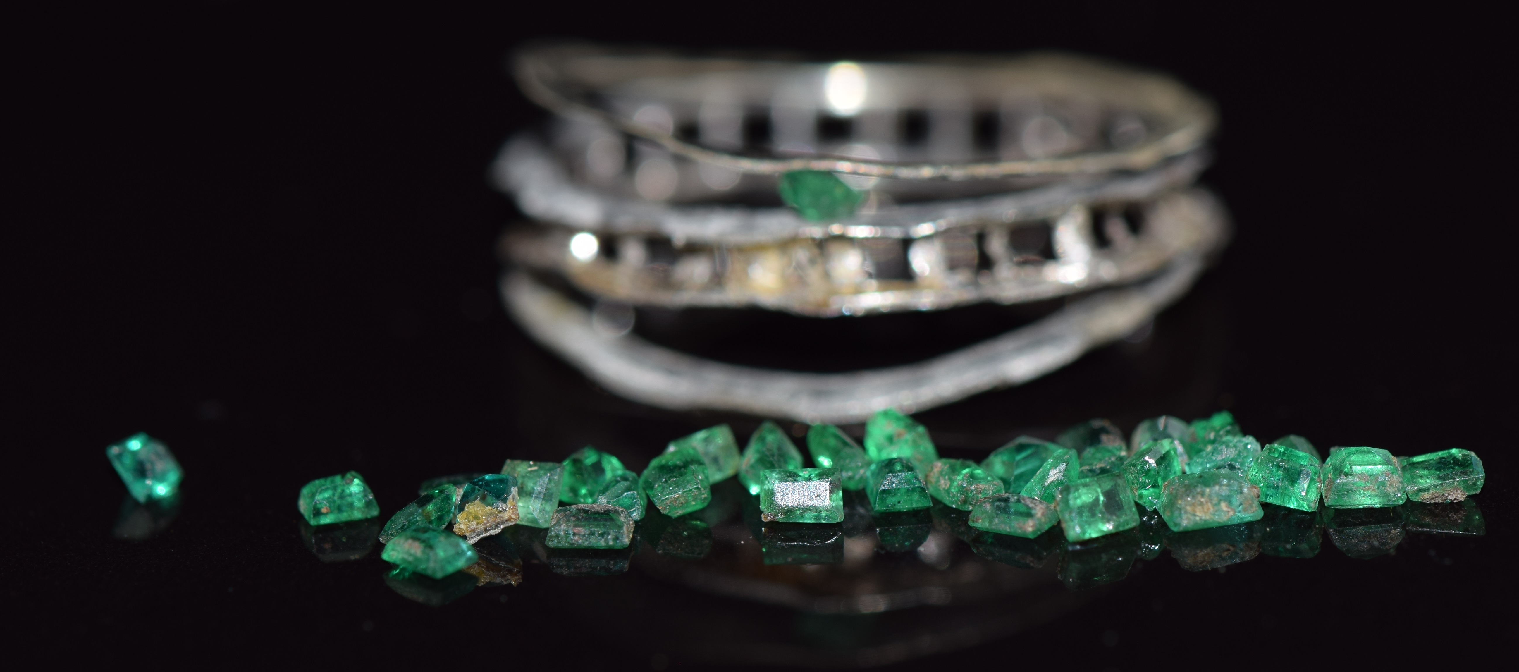 A white gold ring mount together with loose emeralds - Image 2 of 2