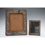 Edward VII hallmarked silver photograph frame to suit approximately 8x6 inch photograph, with oak