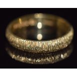 An 18ct gold wedding band with textured detail, 3.3g, size L/M