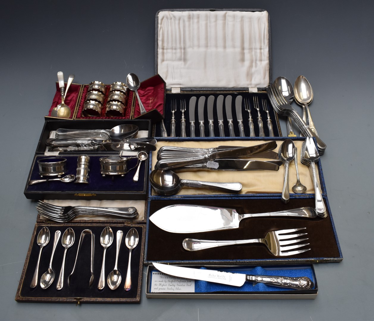 A large quantity of silver plated ware to include cases and loose cutlery, teaware, condiments and - Image 4 of 6