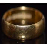 A 22ct gold wedding band, 6.2g, size I