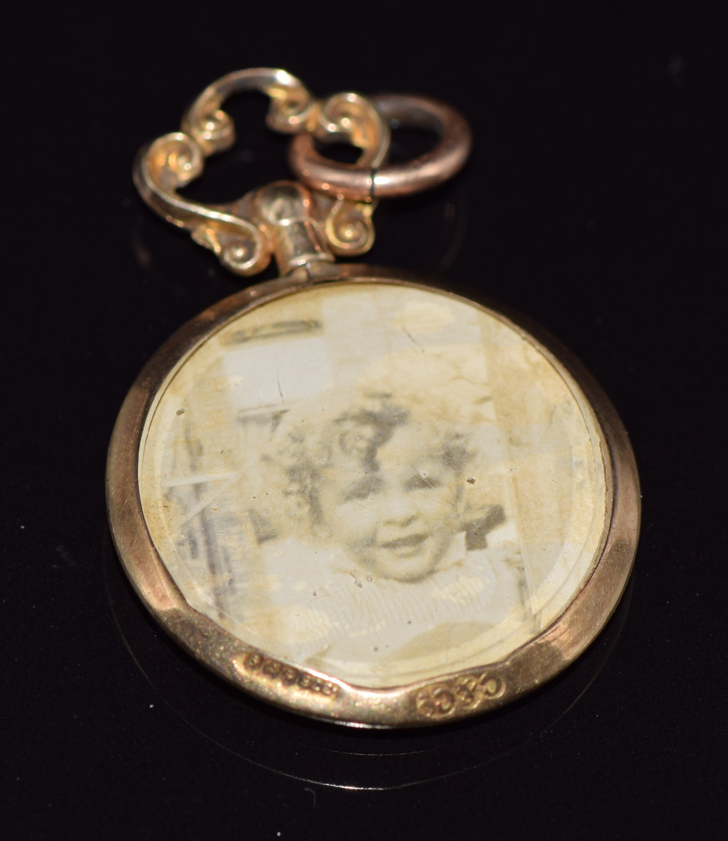 A 9ct gold locket, Glasgow 1915, 2.4cm diameter - Image 2 of 2