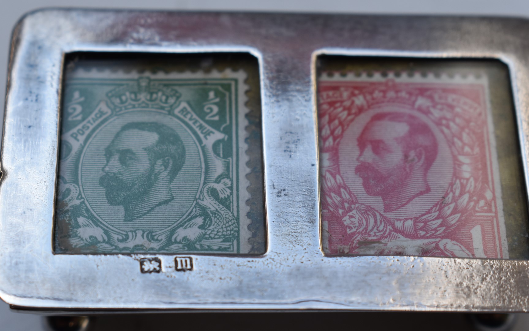George V hallmarked silver double stamp case with sprung lid, raised on four ball feet, Birmingham - Image 3 of 4