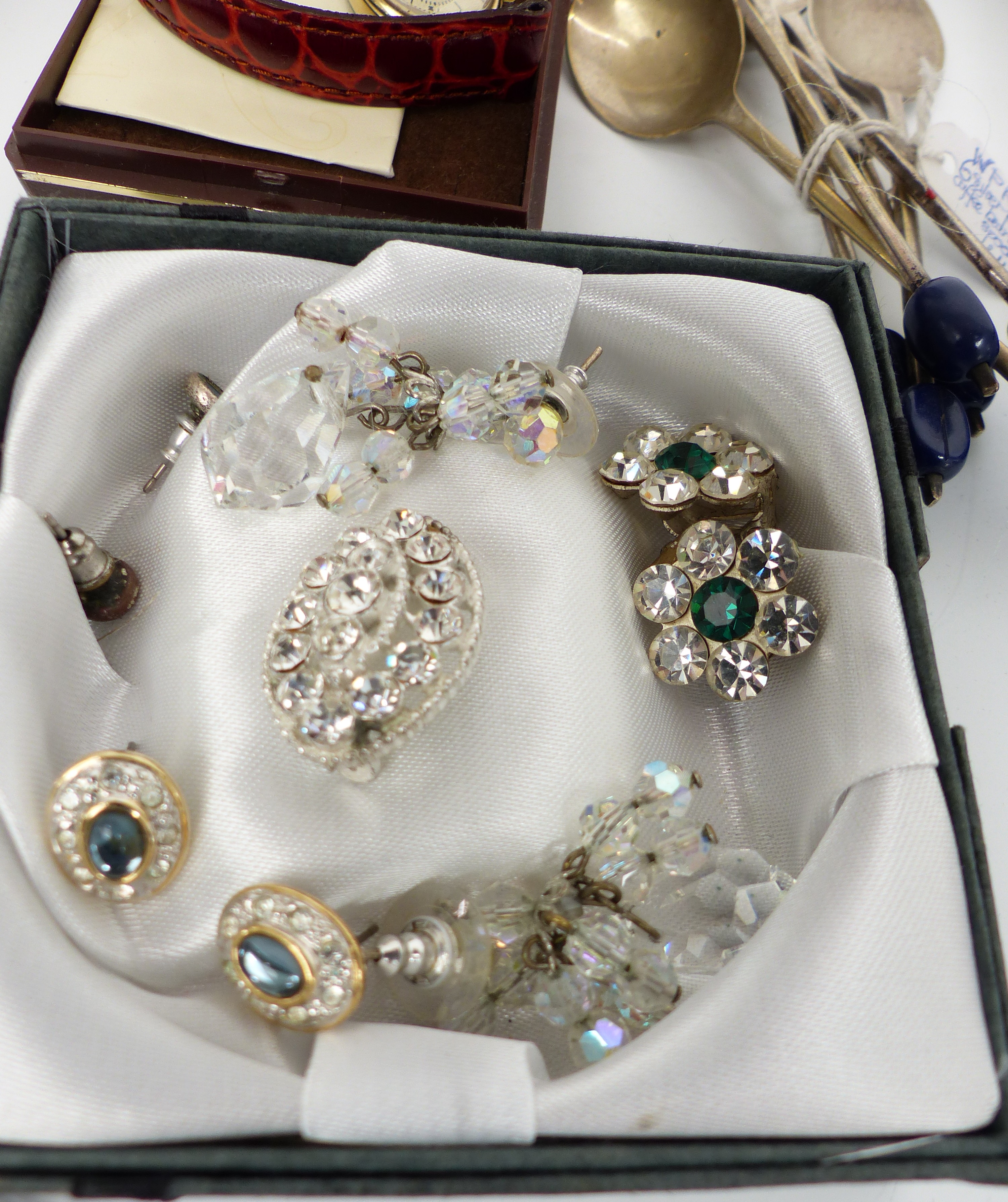A collection of jewellery including earrings, necklaces, brooches, etc - Image 5 of 6