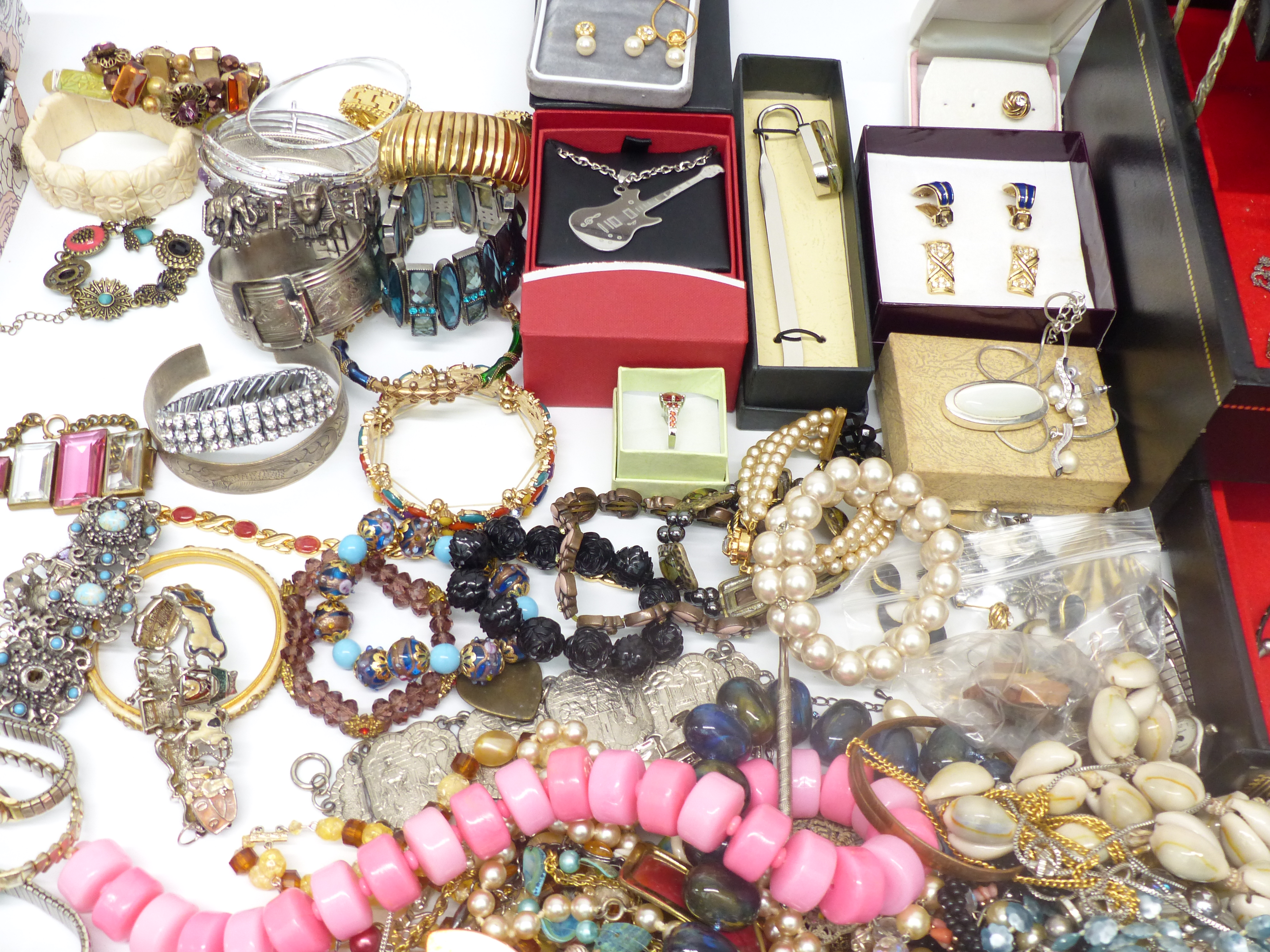 A collection of costume jewellery including silver locket, silver earrings, bangles, bracelets, etc - Image 3 of 5