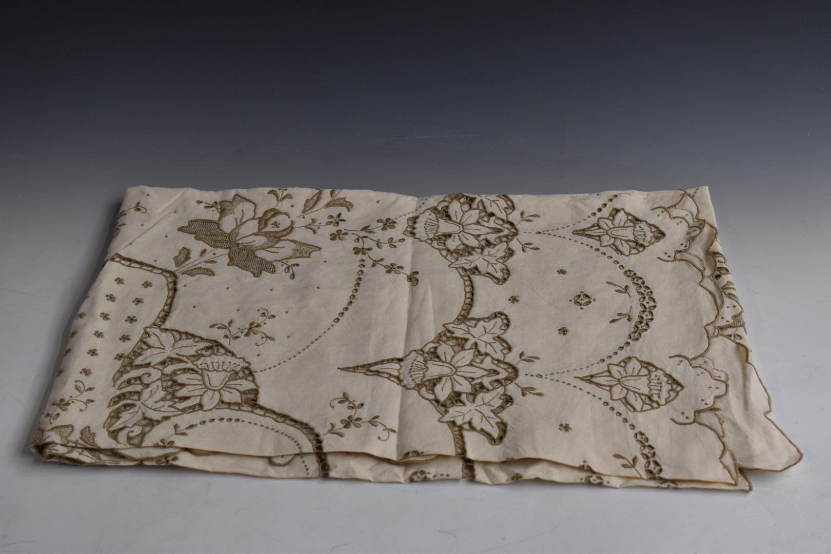 A large quantity of linen and lace, mostly Irish - Image 4 of 6