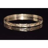 A 9ct gold bangle with cut out decoration, 3.9g