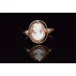 A 9ct gold ring set with a cameo, 1.6g, size I