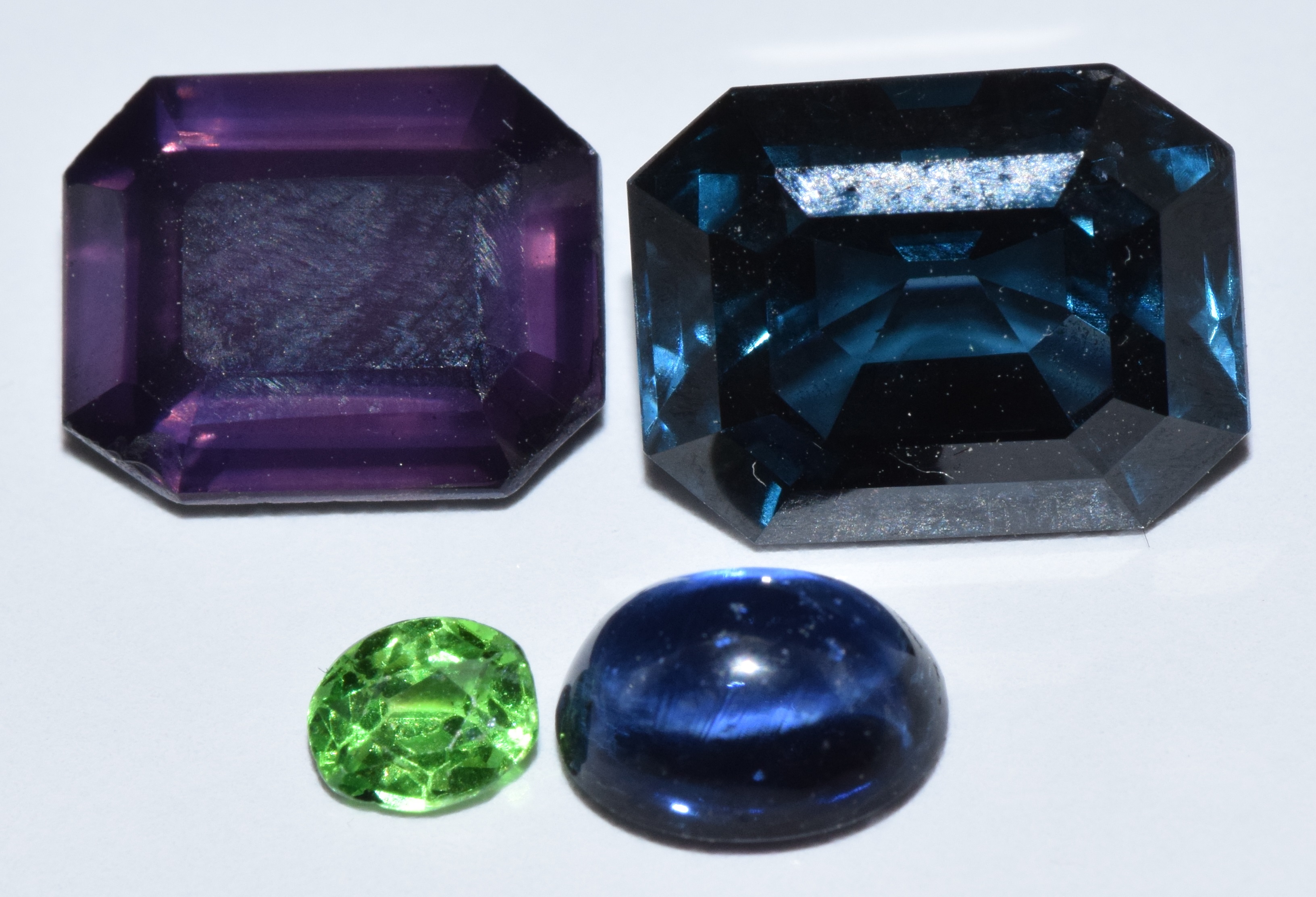 A loose emerald cut spinel, a round cut spinel, a garnet, an oval sapphire, a round cut ruby and - Image 2 of 2