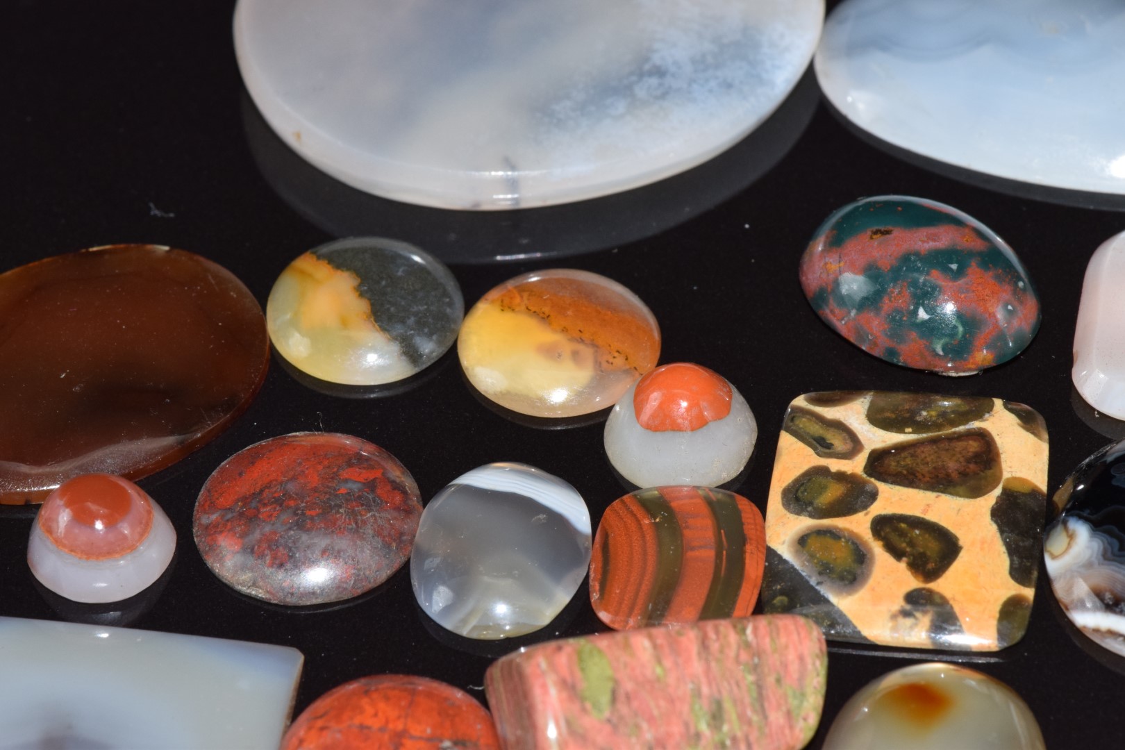 A collection of agate sections including moss, lace, and dendritic agate, etc - Image 2 of 3