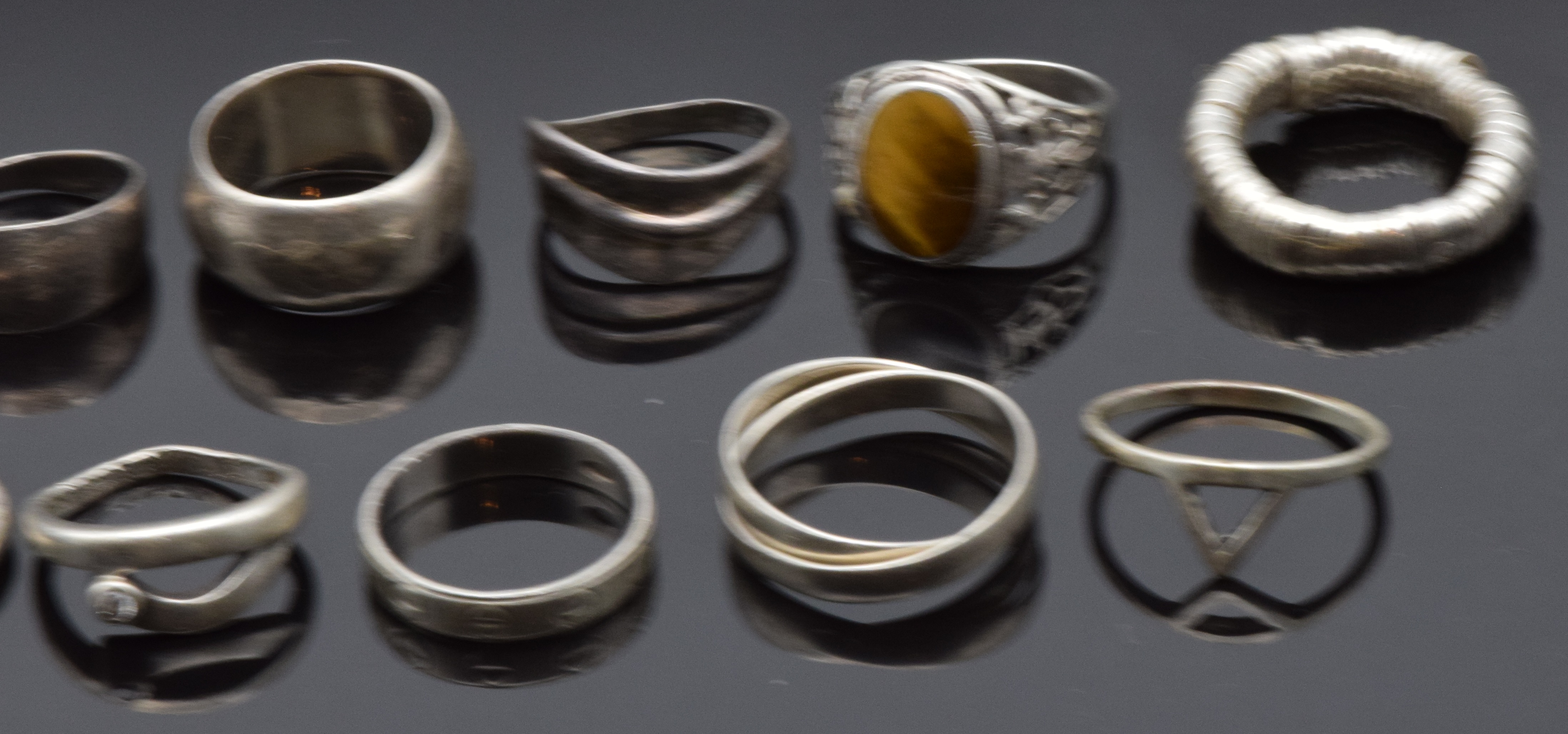 Twelve silver rings including one set with tiger's eye, 43g - Image 2 of 3