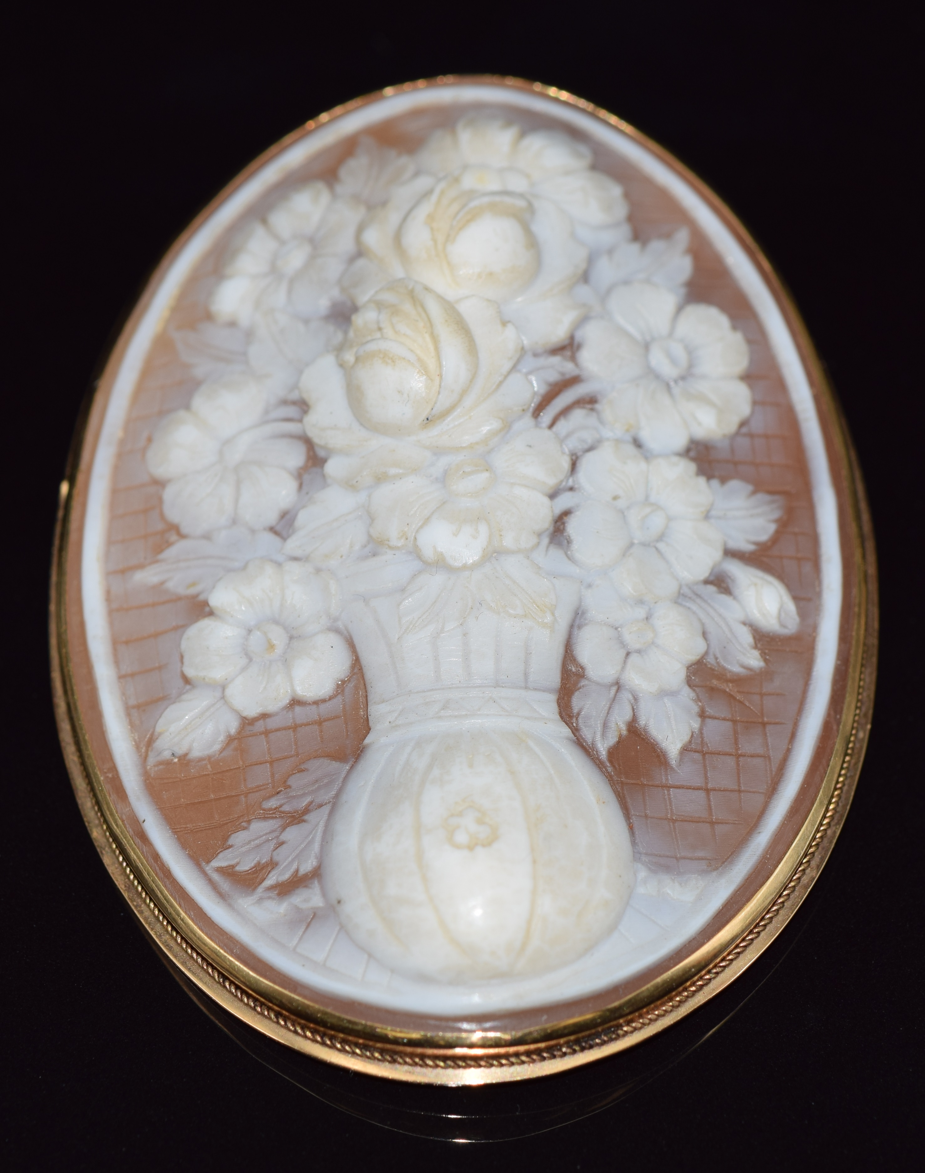 A 14k gold brooch set with a cameo depicting a vase of flowers, signed C.Noto, 6.3 x 4.7cm