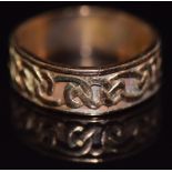 A 9ct gold ring with Celtic decoration 7.2g, size U