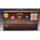 A wooden pistol shooting range box with fitted interior and carry handle, 52x28x15cm.