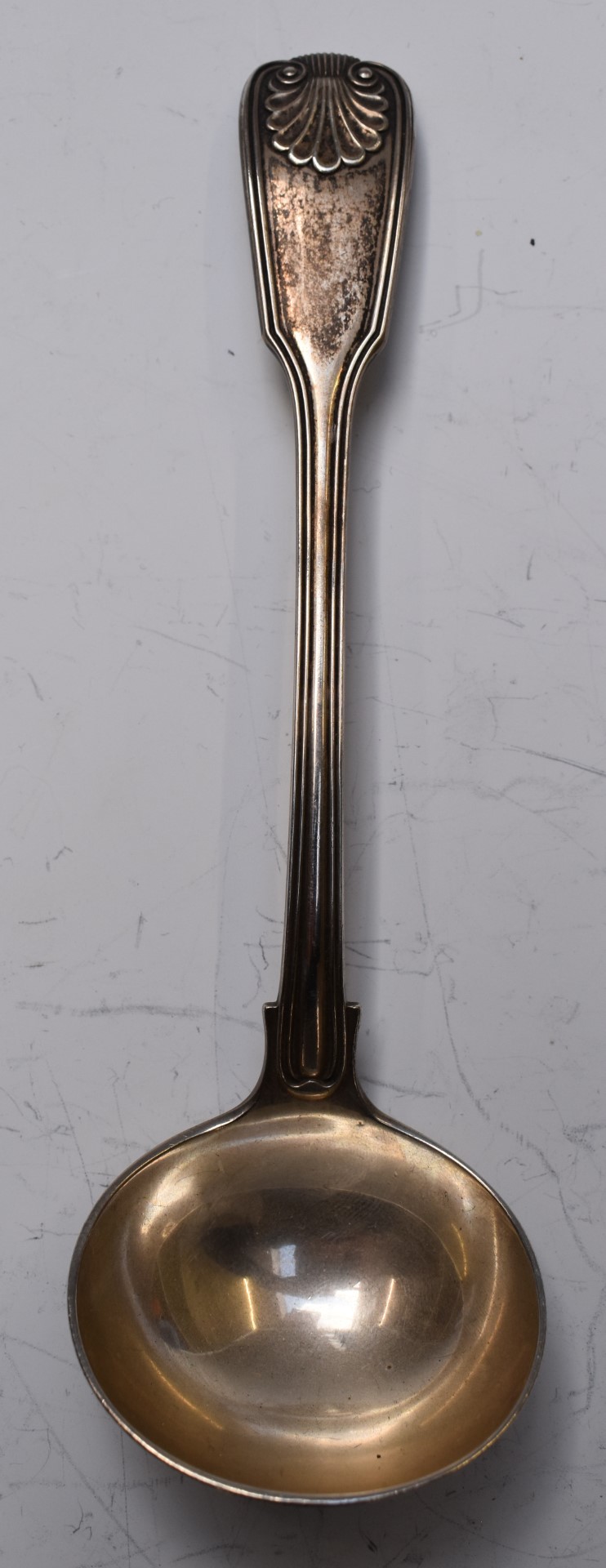 Garrard & Co. Ltd Edward VII hallmarked silver fiddle thread and shell pattern sauce ladle, London