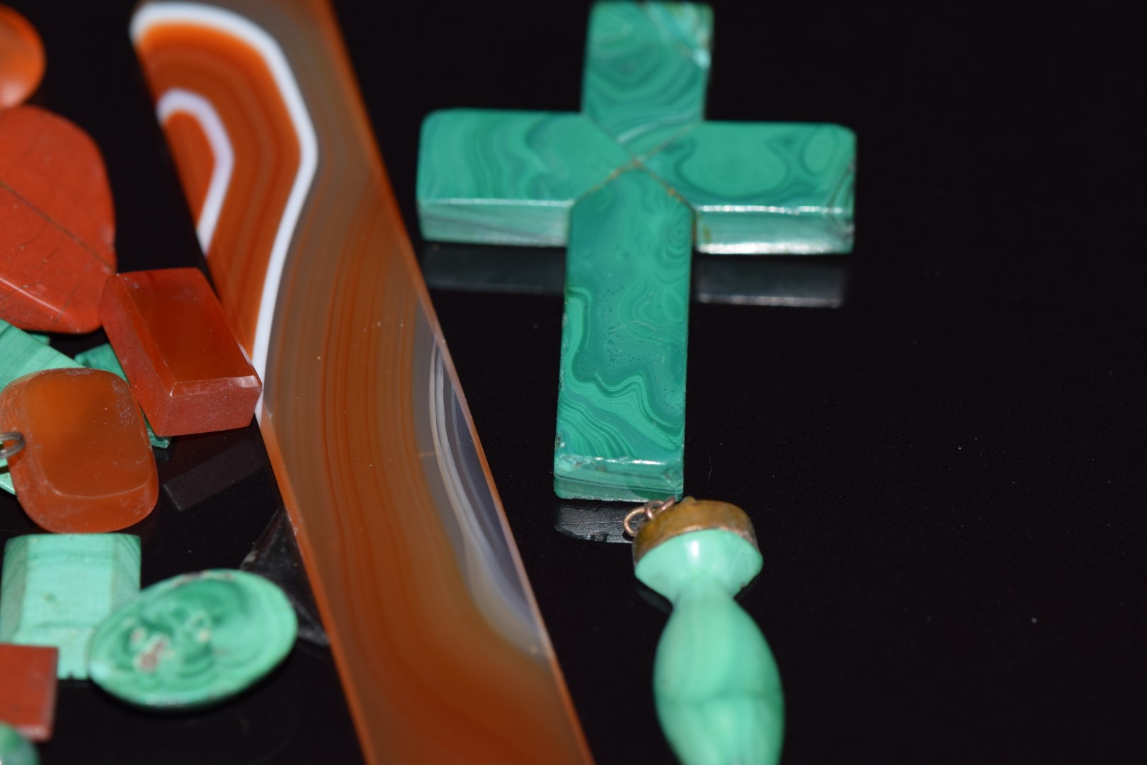 A collection of loose malachite and carnelian agate cabochons and plaques - Image 2 of 3