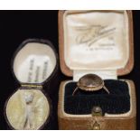 A 9ct gold ring (2.2g) and two vintage ring boxes 'Joseph Box, Cheltenham' and 'Saqui & Lawrence,