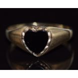 A 9ct gold ring set with a heart cut onyx cabochon, 1.5g, size K/L