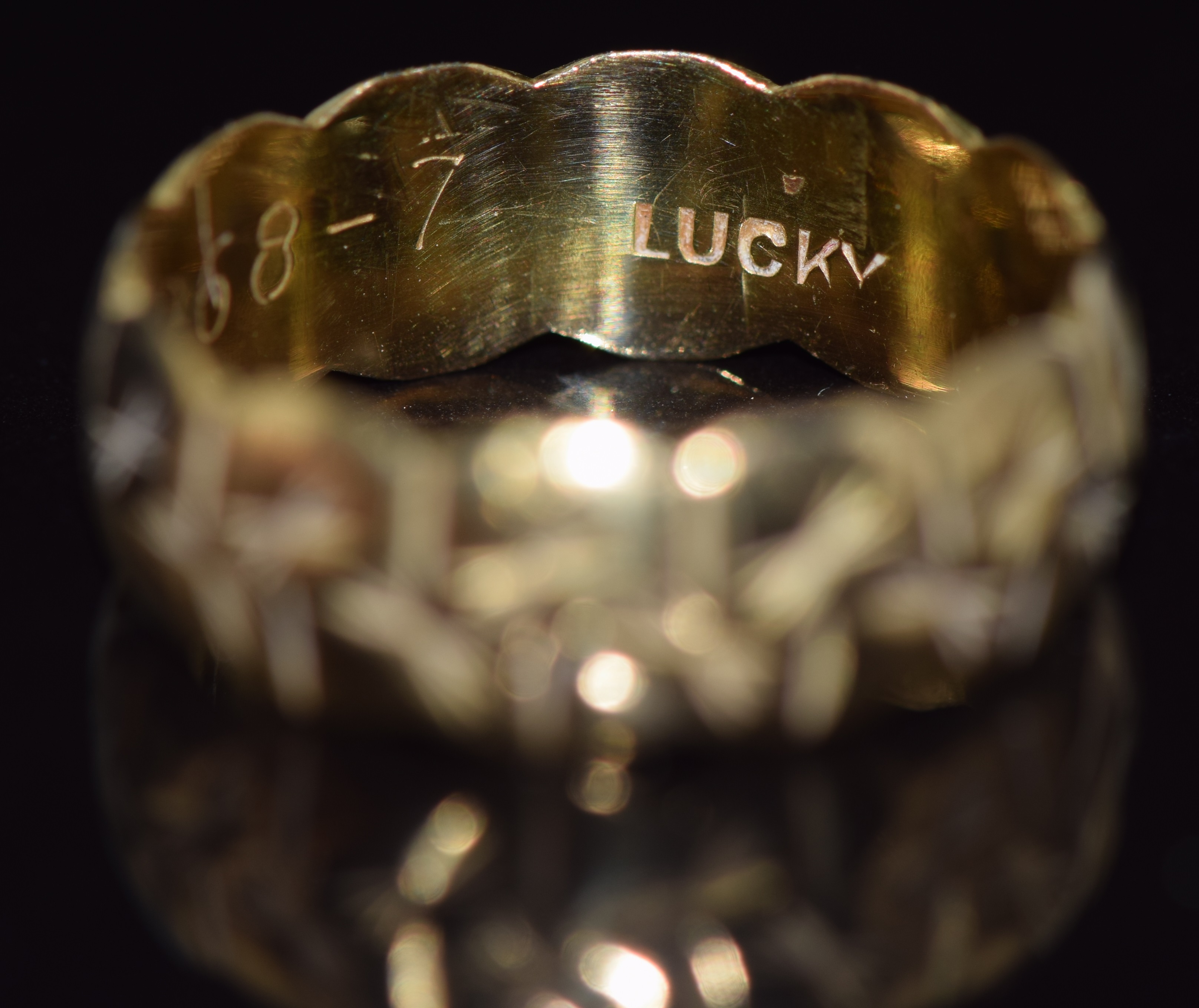 An 18ct gold wedding band/ ring with engraved decoration, 4.9g, size N/O - Image 2 of 3