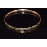 A 9ct gold flapper bangle with engraved decoration, 21.4g