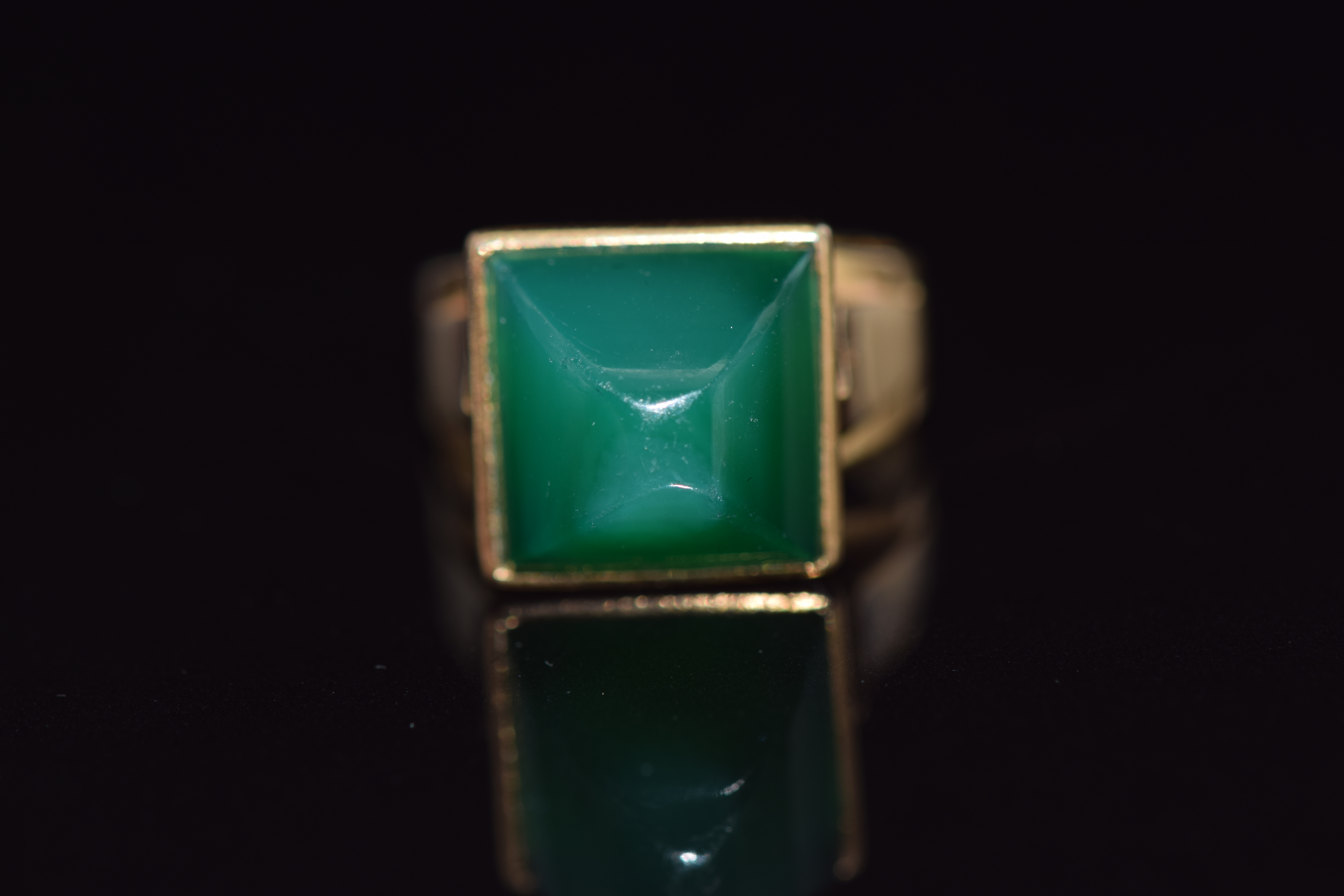 An 18ct gold ring set with green agate, 7.5g, size L/M