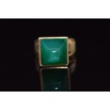 An 18ct gold ring set with green agate, 7.5g, size L/M