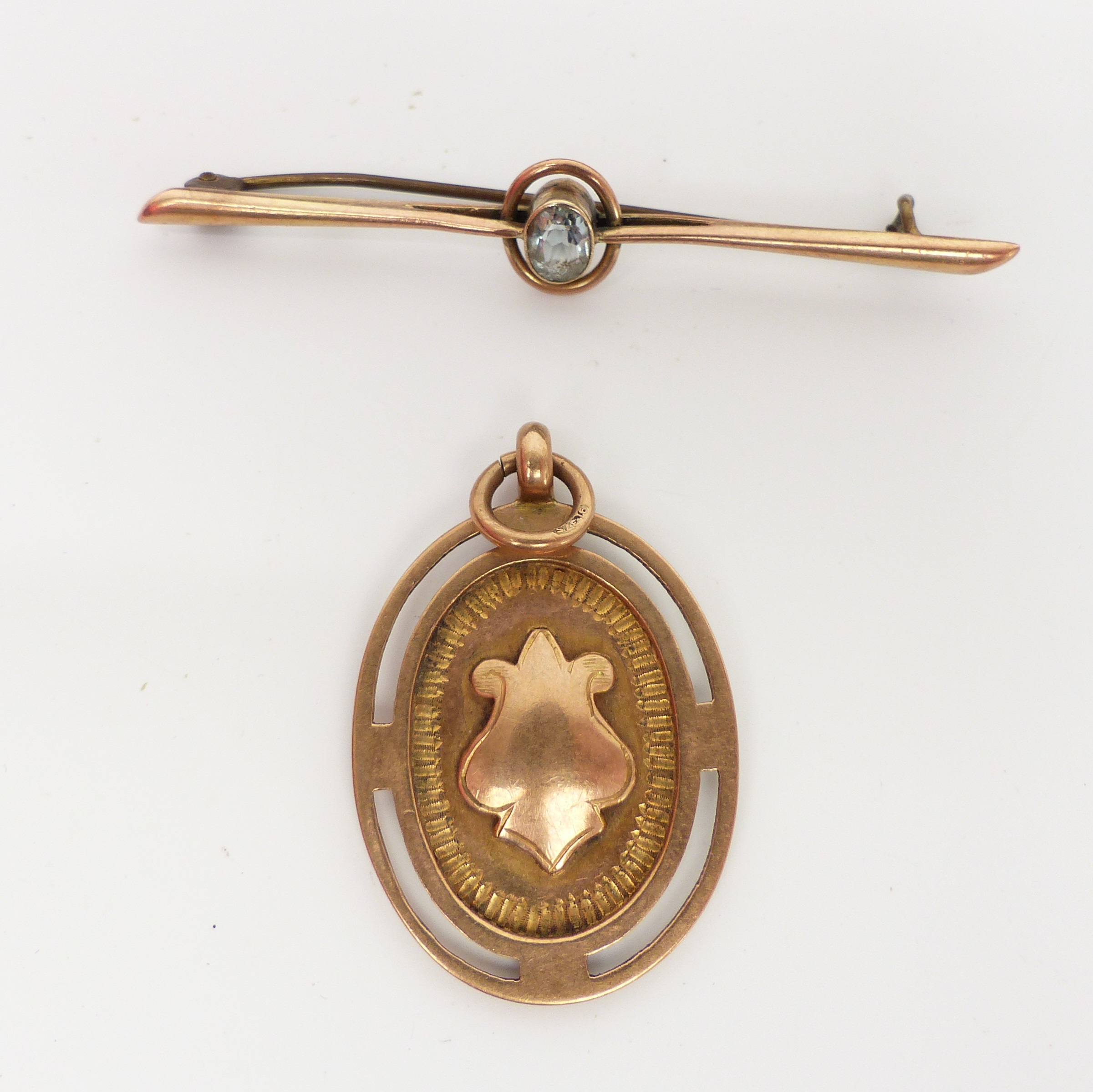 A 9ct gold fob, 9ct gold brooch (7.5g) and a coral necklace - Image 2 of 3