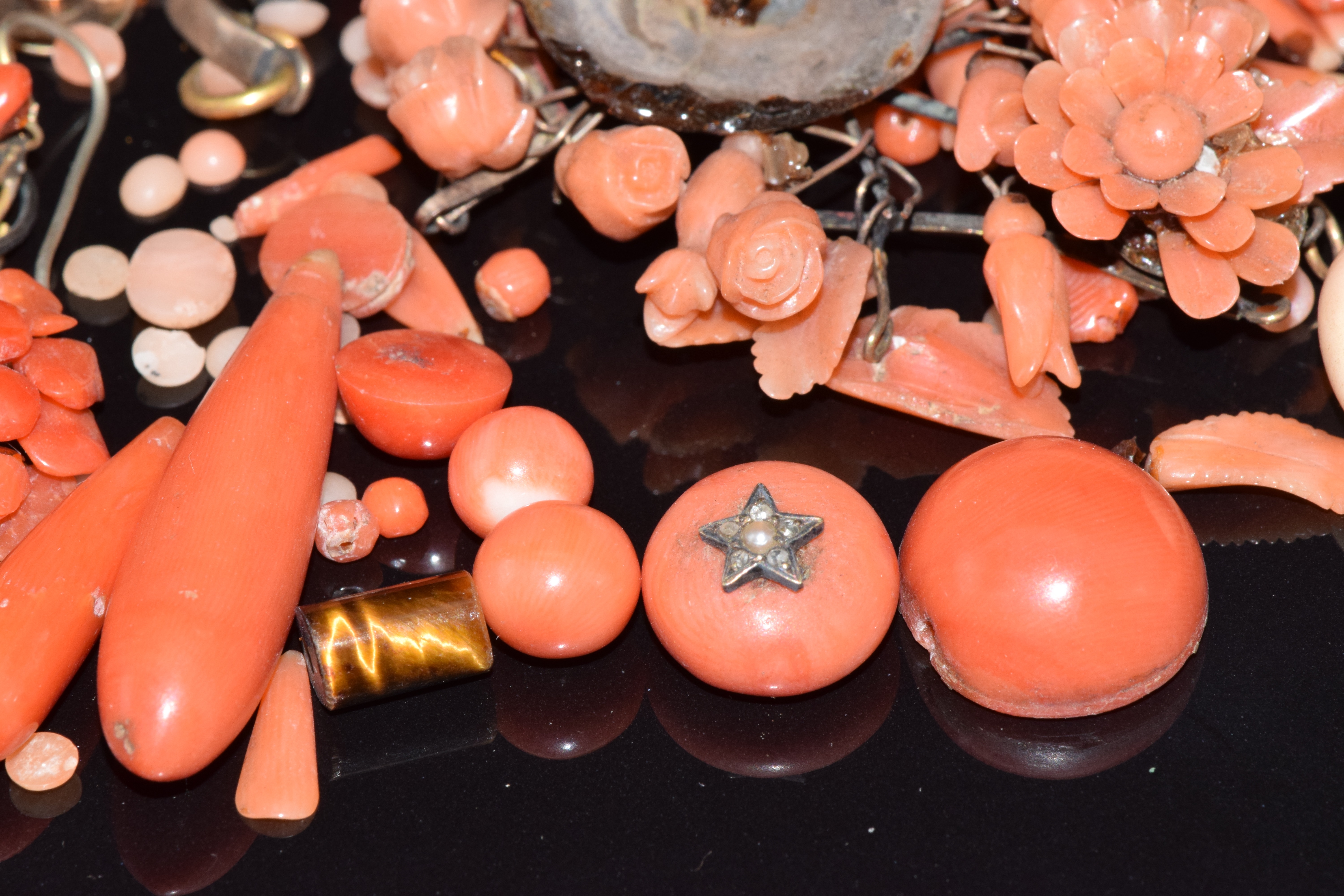 A collection of loose coral sections and cabochons - Image 2 of 4