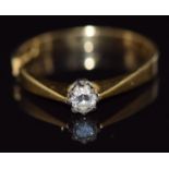 An 18ct gold ring set with a diamond, 2.6g