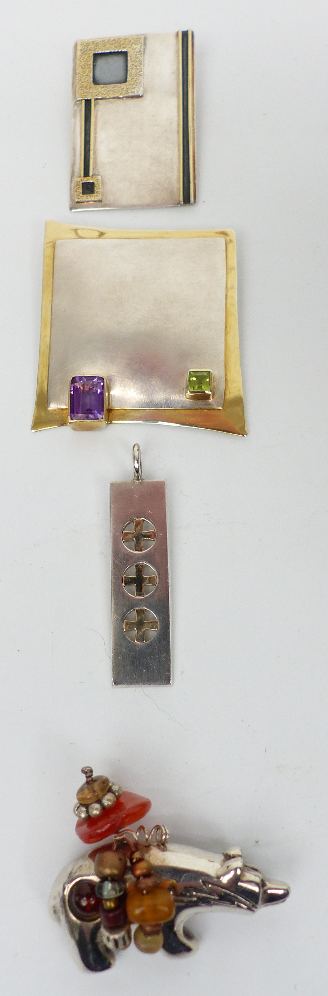 A collection of jewellery including suffragette brooch, silver brooches, one set with an amethyst - Image 4 of 5