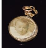 A 9ct gold locket, Glasgow 1915, 2.4cm diameter