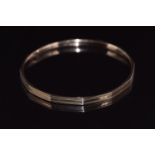 A 9ct rose gold flapper bangle with textured decoration, 9.9g