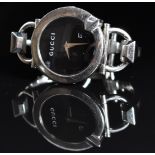 Gucci ladies wristwatch ref. 122.5 with date aperture, black dial, dauphine hands, stainless steel