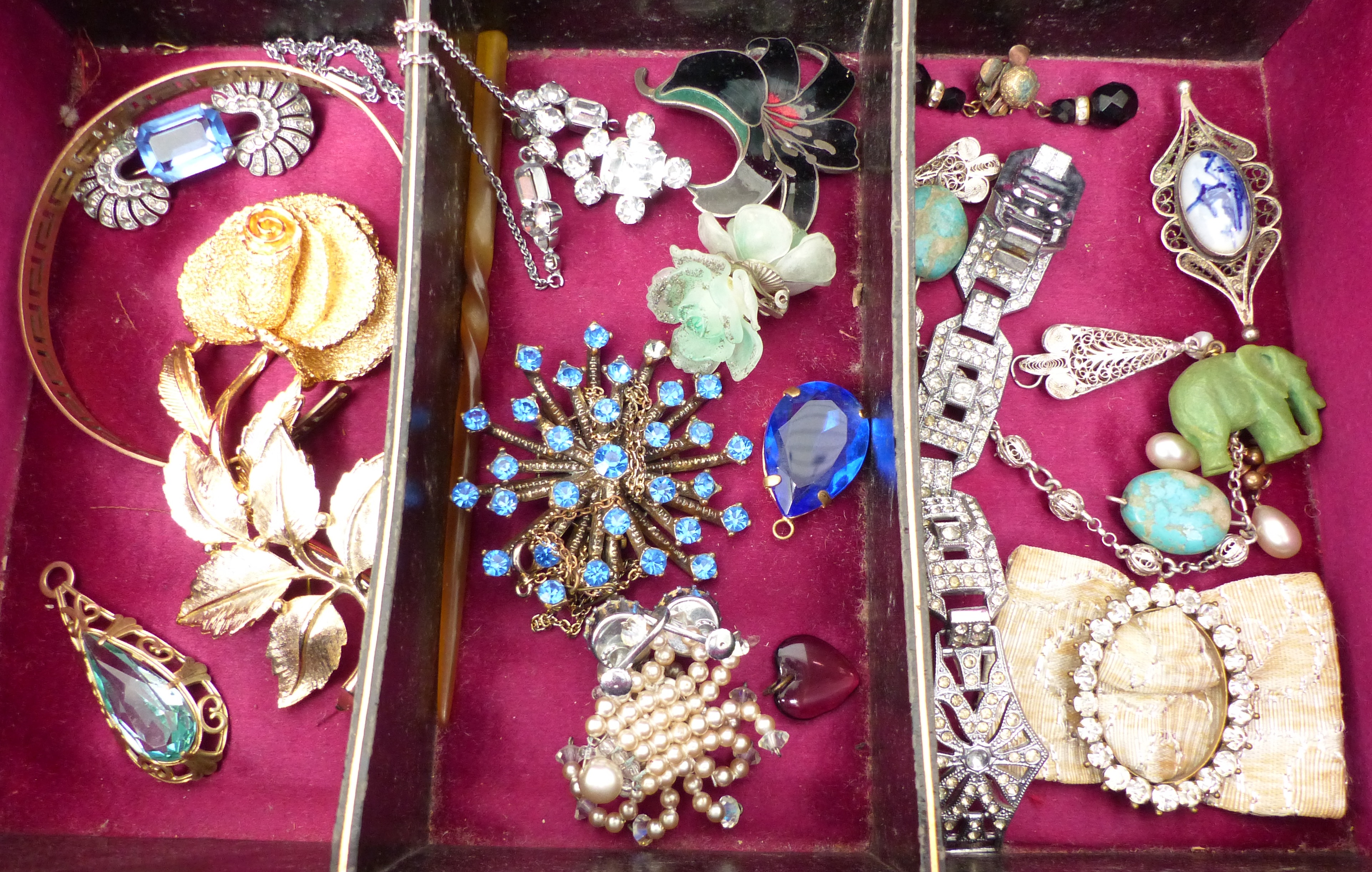A collection of costume jewellery including diamanté necklace, brooches including filigree, silver - Image 2 of 5