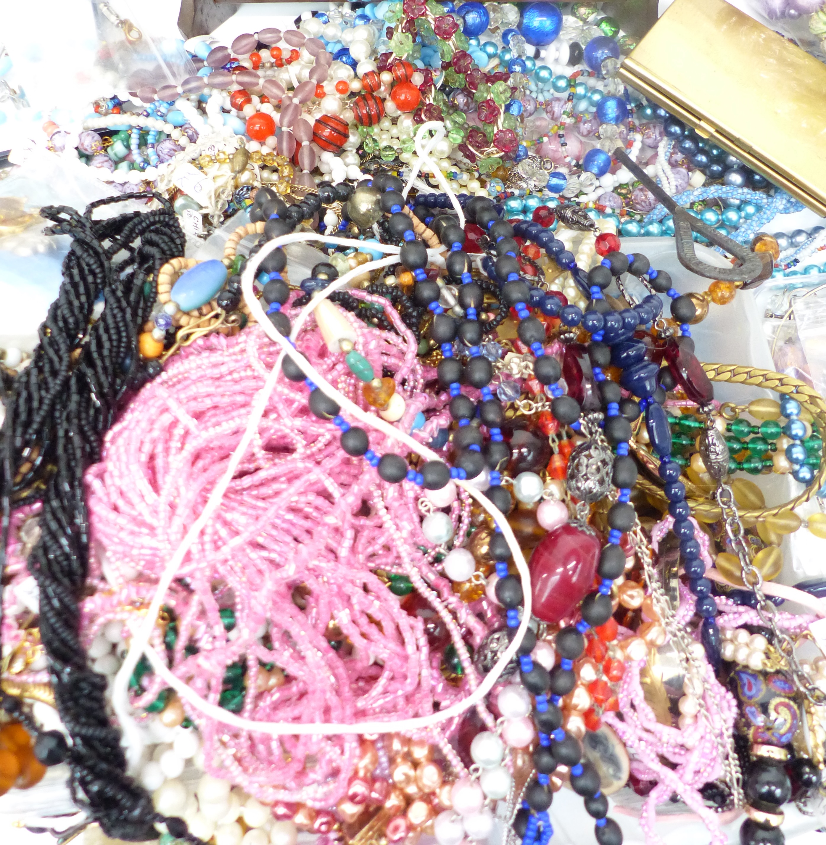 A collection of costume jewellery including vintage necklaces, Art Deco crystal necklace, beads, etc - Image 3 of 3