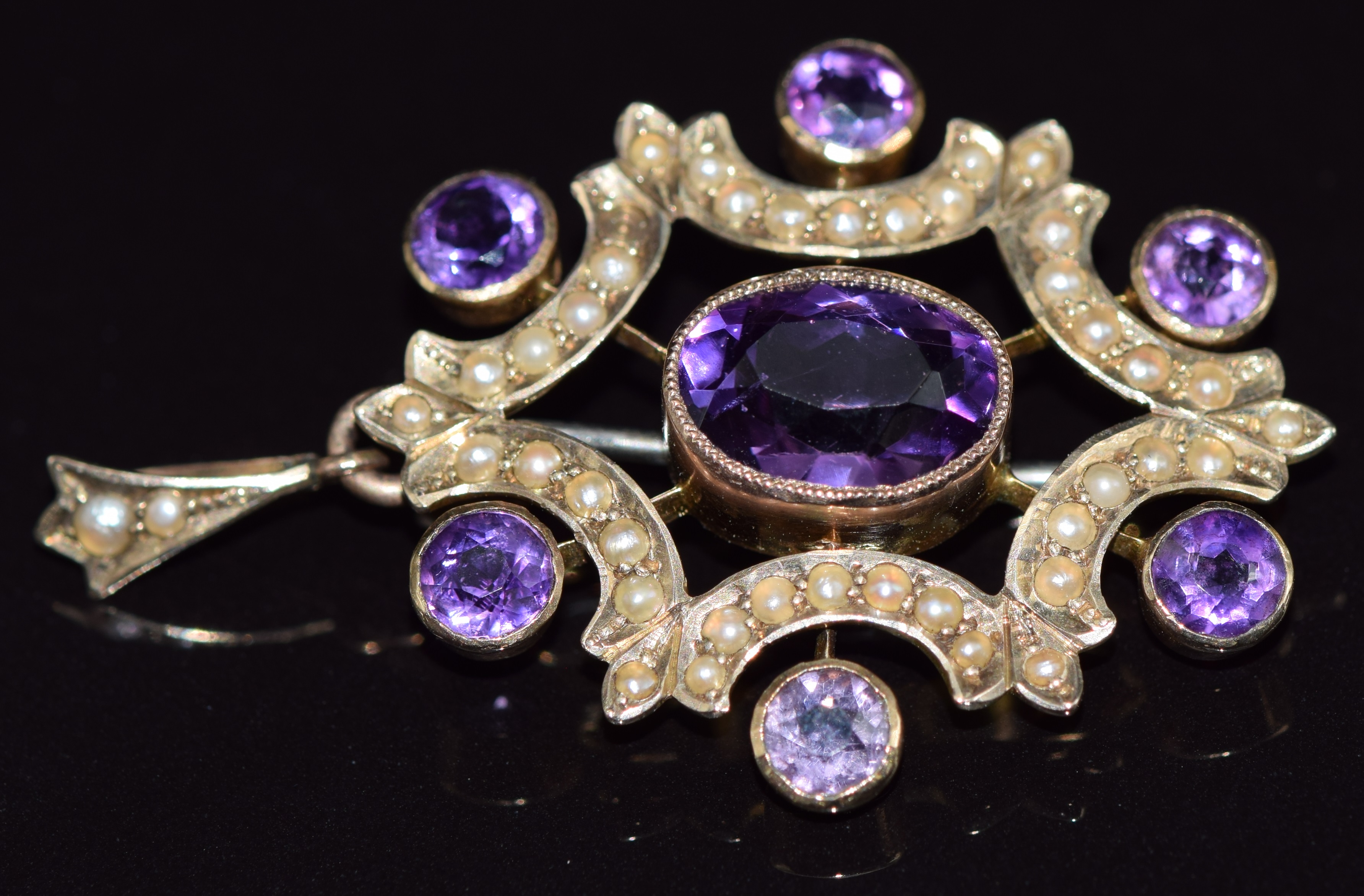 Edwardian 15ct gold pendant/ brooch set with amethysts and seed pearls, 4.3g, 3.8 x 2.5cm