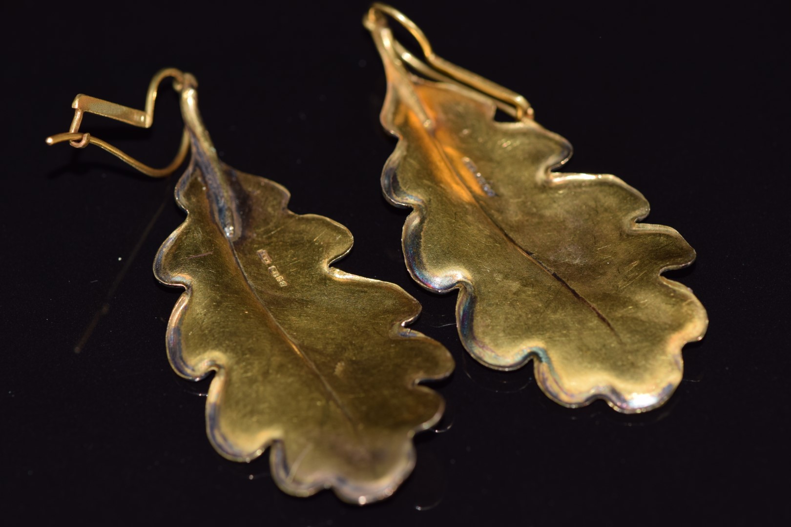 A pair of 14ct gold earrings in the form of an oak leaf with textured decoration, 14g - Image 2 of 2